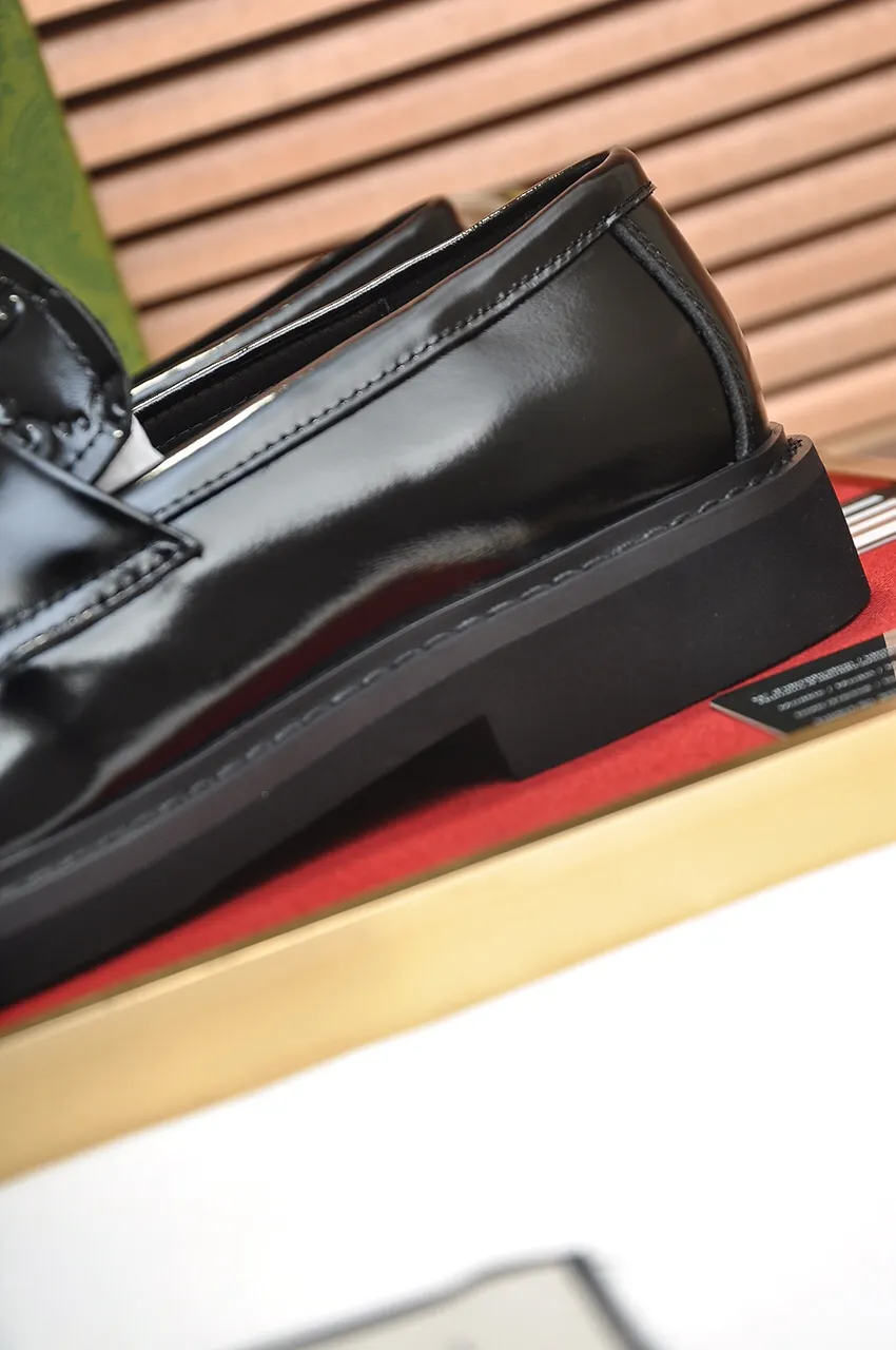 Men's shoes💰540💶Italy's top luxury men's shoe giant (GUCCI) (Gucci) (full cowhide lining) new arrival🍃Original European style🔰 Pleasant to the eye😍In order to make the shoes more durable and non-deformable🌀The production continues to follow traditional methods but there is still no lack of innovation💪Choose original sheepskin for the leather♻️ Smooth and natural And extra bright ⭐Made of imported cowhide, the first choice of rich people 38-45 (45 customized)